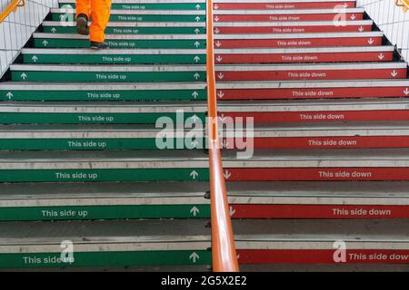 Clapham Junction, Londra, 30 giugno 2021: I sistemi a senso unico, le mascherine di distanza sociale e facciale potrebbero non essere obbligatori dopo il 'Freedom Day' del 19 luglio Anna Watson/Alamy Live News Foto Stock