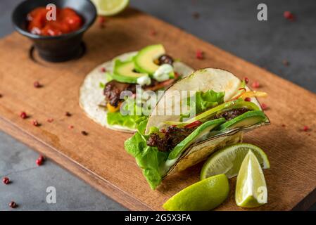 taco fresco con avocado sul tagliere Foto Stock