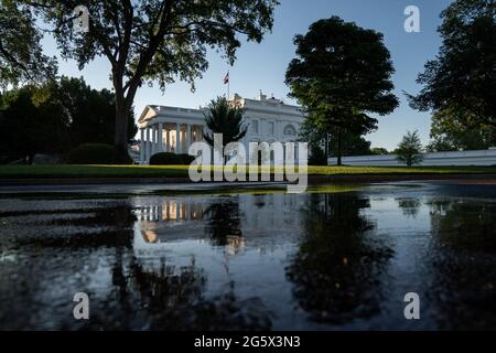 Washington, Stati Uniti. 30 giugno 2021. La Casa Bianca si riflette nell'acqua sul vialetto di accesso fuori dall'ala ovest a Washington, DC mercoledì 30 giugno 2021. Foto di Ken Cedeno/UPI Credit: UPI/Alamy Live News Foto Stock