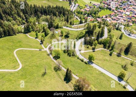 Vecchia e nuova strada di Oberjoch vicino a Bad Oberdorf, Allgau, Germania Foto Stock