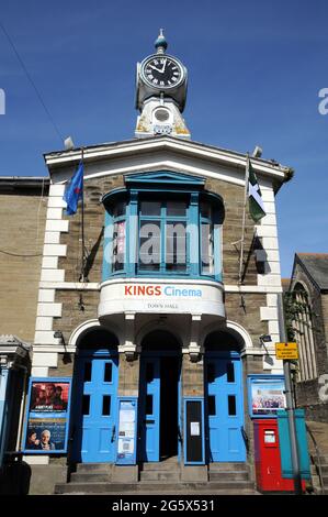 La facciata del vecchio Municipio, Kingsbridge, Devon, è ora sede del Kings Cinema, parte della catena cinematografica Melin. Foto Stock