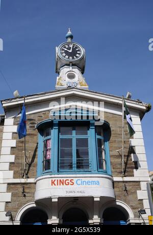 La facciata del vecchio Municipio, Kingsbridge, Devon, è ora sede del Kings Cinema, parte della catena cinematografica Melin. Foto Stock