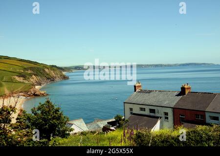 Cottage sulla cima della scogliera sopra Hallsands preso dal percorso costiero Sud Ovest. Hallsands è ben conosciuta come il luogo del 'Villaggio perduto'. Foto Stock