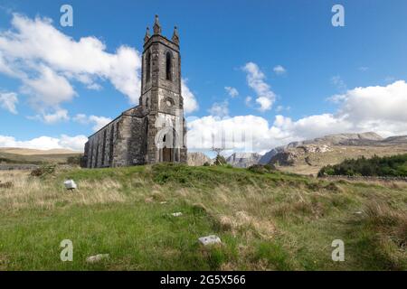 Chiesa abbandonata con Monte Errigal sullo sfondo. Dunlewey. Donegal. Irlanda Foto Stock