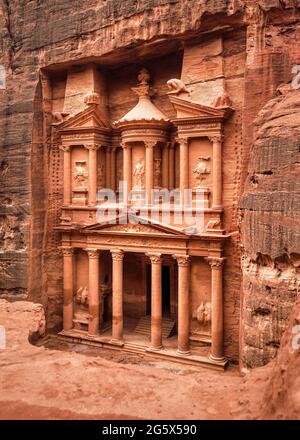 Davanti al tempio del Tesoro di al-Khazneh scolpito in muratura di pietra - Attrazione principale nella città perduta di Petra Foto Stock