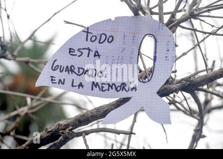 Il fazzoletto bianco (ex pannolino) indossato dalle madri e dalle nonne di Plaza de Mayo è un simbolo della lotta per la giustizia. Foto Stock