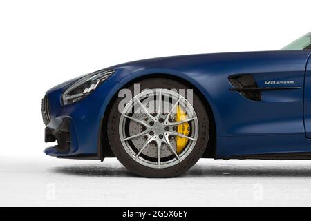 Particolare che mostra il profilo anteriore della vettura con ruota in lega con disco freno e pinza su Mercedes AMG GTR V8 Biturbo 2021 blu Foto Stock