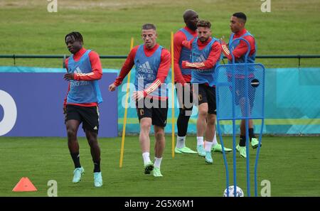 Jeremy Doku in Belgio, Toby Alderweireld in Belgio e Dries Mertens in Belgio hanno illustrato una sessione di allenamento della nazionale calcistica belga Foto Stock