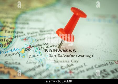 Ubicazione Isole Bahamas, puntino rosso sulla mappa di viaggio, punto di riferimento e marcatura, turismo e concetto di viaggio, Nord America Foto Stock