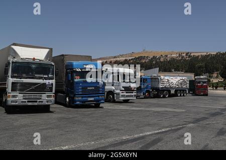 Bab al Hawa, Siria. 30 giugno 2021. I camion caricati con aiuti umanitari forniti dall'organizzazione del programma alimentare Mondiale entrano dalla Turchia nei territori siriani nordoccidentali attraverso il valico di frontiera di Bab al-Hawa, il cui mandato scadrà il 10 luglio 2021. Credit: ANAS Alkharboutli/dpa/Alamy Live News Foto Stock