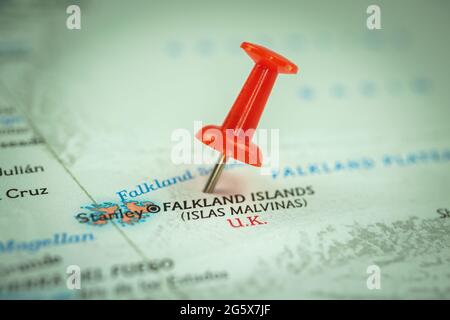 Località Falkland Islands UK, puntino rosso sulla mappa di viaggio, punto di riferimento e marcatura, turismo e concetto di viaggio Foto Stock