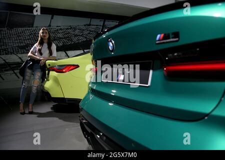 30 giugno 2021, Giacarta, Giacarta, Indonesia: I modelli si pongono tra le nuovissima BMW M3 e M4 Competition dopo un lancio virtuale a Giacarta, 30 giugno 2021. BMW Indonesia ha lanciato le due vetture con tre nuovi colori, un motore ad alte prestazioni 510hp/650nm, E un design espressivo, nonché una trasmissione BMW M Steptronic a otto velocità con Drivelogic e una serie di tecnologie innovative sviluppate dalla BMW M che saranno offerte per la nuova BMW M3 Competition al prezzo di IDR 2,059 miliardi di fuori strada, Mentre la nuova BMW M4 concorrenza Coupe sarà offerta ad un prezzo di IDR 2.119 miliardi Foto Stock