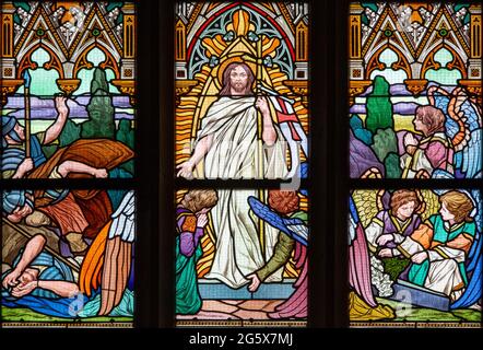 PRAGA, REPUBBLICA CECA - 12 OTTOBRE 2018: La Resurrezione del Signore sulla finestra in chiesa Bazilika svatého Petra a Pavla na Vyšehrade Foto Stock