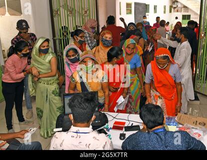 Beawar, India. 28 Giugno 2021. (6/28/2021) i beneficiari delle donne si trovano in fila per ricevere il vaccino COVID-19 durante una speciale campagna di vaccinazione in una Mosue a Beawar, India. Il governo del Rajasthan ha permesso a tutti i luoghi religiosi di riaprire da Lunedi con rigorosi protocolli Covid. (Foto di Sumit Saraswat/Pacific Press/Sipa USA) Credit: Sipa USA/Alamy Live News Foto Stock