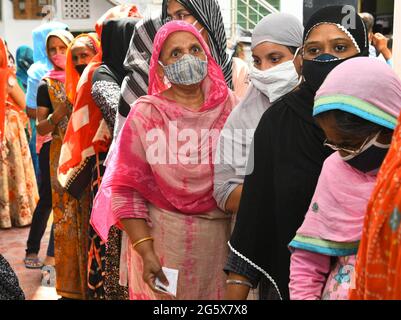 Beawar, India. 28 Giugno 2021. (6/28/2021) i beneficiari delle donne si trovano in fila per ricevere il vaccino COVID-19 durante una speciale campagna di vaccinazione in una Mosue a Beawar, India. Il governo del Rajasthan ha permesso a tutti i luoghi religiosi di riaprire da Lunedi con rigorosi protocolli Covid. (Foto di Sumit Saraswat/Pacific Press/Sipa USA) Credit: Sipa USA/Alamy Live News Foto Stock