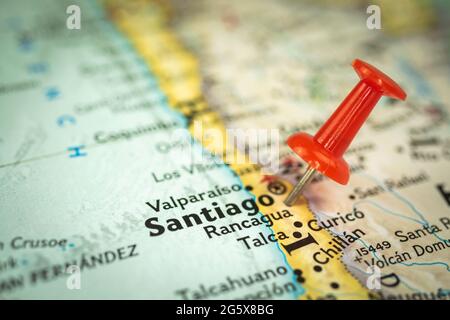 Posizione Santiago città sul Cile, puntino rosso sulla mappa di viaggio, marcatore e punto closeup, turismo e concetto di viaggio, Sud America Foto Stock