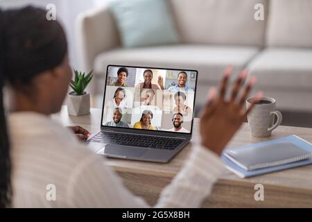 Irriconoscibile Black Woman Greeting Group di colleghi durante la Web Conference, Creative Colage Foto Stock