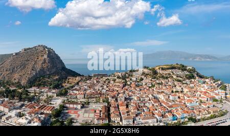 Grecia, Nauplion o Nafplio città, vista aerea drone. Città vecchia, castello di Palamidi in salita. Cielo blu con nuvole e calmo sfondo di mare. Foto Stock