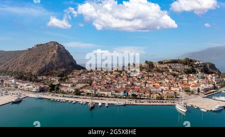 Nafplio o Nauplion città, Grecia, vista aerea drone. Città vecchia del Peloponneso, castello di Palamidi in salita, yacht e barche ormeggiate al molo. Blu Foto Stock