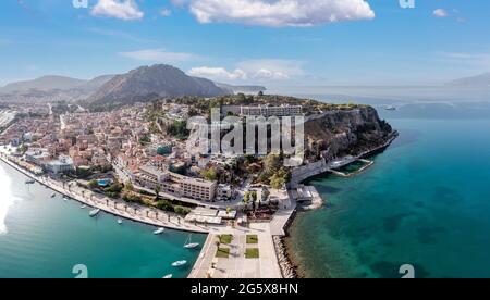 Grecia, Nafplion o Nafplio città, vista aerea drone. Città vecchia del Peloponneso, castello di Palamidi in salita, yacht e barche ormeggiate al molo. Blu Foto Stock