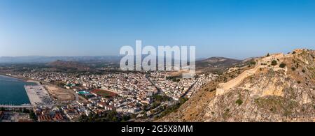 Grecia, città di Nafplio, panorama. Palamidi castello Nauplion punto di riferimento sulla città vecchia e il porto, vista aerea drone. Cielo blu e mare calmo sfondo. Foto Stock