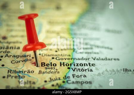 Località Belo Horizonte città in Brasile, puntino rosso sulla mappa del viaggio, closeup marker e punto, turismo e concetto di viaggio, Sud America Foto Stock