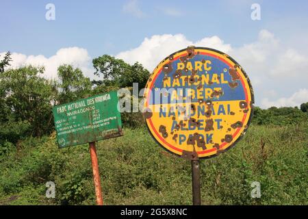 Cartello del Parco Nazionale Virunga (Parco Nazionale Albert) con buchi proiettili Repubblica Democratica del Congo Foto Stock