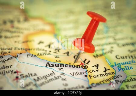 Posizione Asuncion città sul Paraguay, puntino rosso sulla mappa di viaggio, closeup marcatore e punto, turismo e concetto di viaggio, Sud America Foto Stock