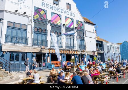 Ristorante all'aperto presso il pub Anchor Rendezvous a Weymouth, una località balneare sulla foce del fiume Wey, Dorset, costa meridionale dell'Inghilterra Foto Stock