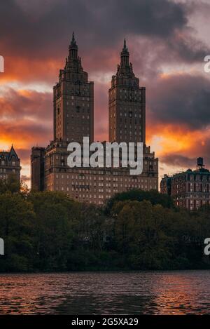 Il San Remo al tramonto, da Central Park, New York, New York Foto Stock