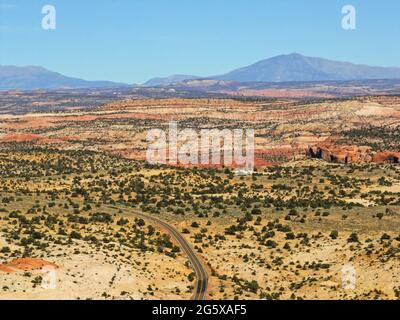 Vista spettacolare su una delle numerose curve ripide dell'autostrada 12, dove si snoda attraverso il Grand Staircase-Escalante National Monument, Utah, USA Foto Stock