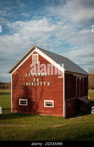 Fienile rosso con l'insegna la Ferme de Charlotte nelle Catskill Mountains, New York Foto Stock