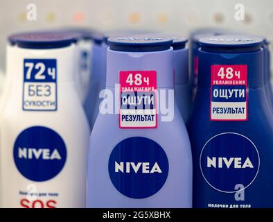 In questa foto illustrazione Nivea doccia e cura del corpo in negozio. Foto Stock