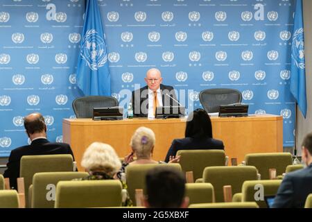 New York, NY - 30 giugno 2021: L'Ambasciatore Vassily Nebenzia, rappresentante permanente della Federazione Russa presso le Nazioni Unite, si rivolge alla stampa durante un briefing mensile presso la sede delle Nazioni Unite Foto Stock