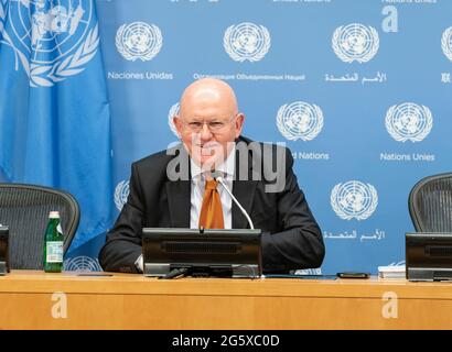 New York, Stati Uniti. 30 giugno 2021. L'Ambasciatore Vassily Nebenzia, Rappresentante permanente della Federazione Russa presso le Nazioni Unite, si rivolge alla stampa durante un briefing mensile presso la sede delle Nazioni Unite a New York il 30 giugno 2021. Ha risposto alle domande sulla situazione in Siria e Yemen, nonché sullo stato attuale degli affari tra Russia e Stati Uniti. (Foto di Lev Radin/Sipa USA) Credit: Sipa USA/Alamy Live News Foto Stock