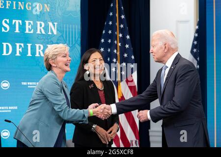 Il presidente degli Stati Uniti Joe Biden, a destra, saluta il segretario americano per l'energia Jennifer Granholm, a sinistra, e il segretario americano dell'interno Deb Haaland all'arrivo a un evento sulla siccità, il caldo e gli incendi negli Stati Uniti occidentali a Washington, DC, mercoledì 30 giugno 2021. Anche il governatore Kate Brown (democratico dell'Oregon) e il governatore Gavin Newsom (democratico della California) hanno parlato di incendi boschivi nei loro stati. Credit: Sarah Silbiger/Pool via CNP /MediaPunch Foto Stock