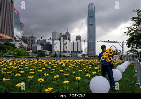 Hong Kong, Cina. 30 giugno 2021. Un operaio allestisce luci a LED un giorno prima delle celebrazioni del 1° luglio per celebrare gli anniversari della consegna di Hong Kong in Cina e il centesimo anno di formazione del CCP (Partito comunista cinese). (Foto di Miguel candela/SOPA Images/Sipa USA) Credit: Sipa USA/Alamy Live News Foto Stock