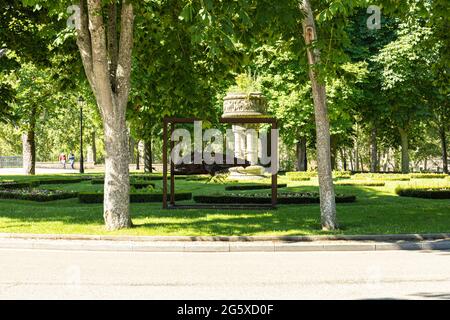 BURGOS, SPAGNA - 29 giugno 2021: Scultura della collezione di ferro e ruggine di un pesce piranha dello scultore Cristino Diez a Plaza Castilla a Burgos. Foto Stock