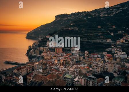 Tramonto sul borgo di minori, sulla Costiera Amalfitana in Campania Foto Stock