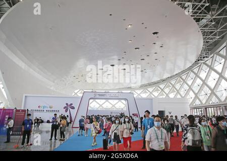 Pechino, la provincia cinese hainan. 7 maggio 2021. La gente entra nella sede della prima China International Consumer Products Expo a Haikou, provincia cinese meridionale di Hainan, 7 maggio 2021. Credit: Ding Hongfa/Xinhua/Alamy Live News Foto Stock