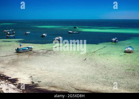 Splendida vista sulla costa mediterranea con acqua di betulla, spiaggia di sabbia bianca e barca da pesca Foto Stock