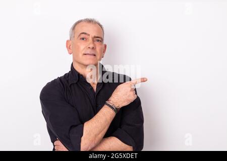 ritratto di un uomo adulto di mezza età isolato su un punto bianco Foto Stock
