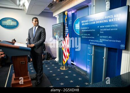 Washington, Stati Uniti. 30 giugno 2021. L'amministratore dell'Agenzia per la protezione ambientale Michael Regan parla ai giornalisti della Casa Bianca a Washington, DC, mercoledì 30 giugno 2021. Regan ha parlato degli sforzi dell'EPA per fornire acqua potabile pulita in tutti gli Stati Uniti attraverso miglioramenti ai condotti di servizio. Photo by Sarah Silbiger/Pool/Sipa USA Credit: Sipa USA/Alamy Live News Foto Stock