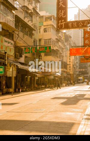 Sheung WAN, Hong Kong Island, Hong Kong, Cina, Asia - una vista di una strada tradizionale di Hong Kong occidentale. Foto Stock