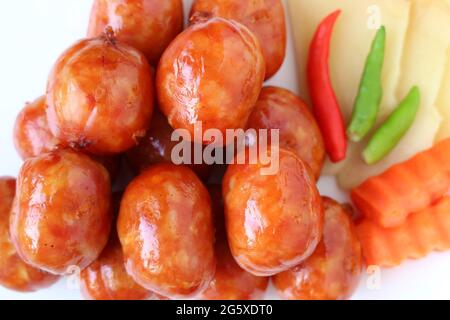 Primo piano un piatto di saporite salsicce Tailandesi nordorientali chiamate Sai krok Isan Foto Stock