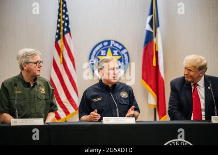 Weslaco Texas USA, giugno 30: (L-R) Texas Lieutenant Gov. DAN PATRICK, Gov. GREG ABBOTT ed ex presidente DONALD TRUMP partecipano a un briefing sulla sicurezza delle frontiere per discutere ulteriori piani per la protezione del muro di confine meridionale. Gov. Abbott si è impegnata a costruire un muro di confine finanziato dallo stato tra il Texas e il Messico, poiché un'impennata di immigranti per lo più dell'America Centrale che attraversano gli Stati Uniti ha sfidato le agenzie di immigrazione statunitensi. (Foto piscina/Brandon Bell) Credit: Bob Daemmrich/Alamy Live News Foto Stock