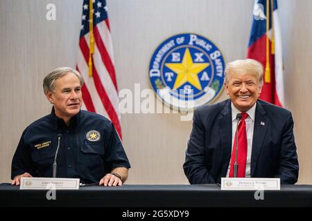 Weslaco Texas USA, 30 giugno: Texas Gov. GREG ABBOTT e l'ex presidente DONALD TRUMP partecipano a un briefing sulla sicurezza delle frontiere per discutere ulteriori piani per garantire il confine del Texas con il Messico. Gov. Abbott si è impegnata a costruire un muro di confine finanziato dallo stato tra il Texas e il Messico, poiché un'impennata di immigranti per lo più dell'America Centrale che attraversano gli Stati Uniti ha sfidato le agenzie di immigrazione statunitensi. Finora, nel 2021, gli agenti della polizia di frontiera degli Stati Uniti hanno rapito più di 900,000 immigrati che attraversano gli Stati Uniti al confine meridionale. (Foto piscina/ Brandon Bell) Credit: Bob Daemmrich Photography Foto Stock