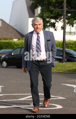 Il DUP MLA Thomas Buchanan arriva all'hotel la Mon di Belfast, come dirigente del Partito unionista democratico (DUP) si riuniscono per ratificare Sir Jeffrey Donaldson come nuovo leader del partito. Data immagine: Mercoledì 30 giugno 2021. Foto Stock