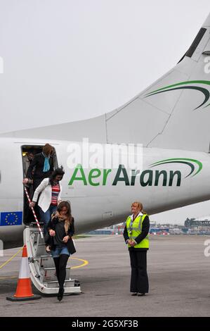 Servizio inaugurale della compagnia aerea Aer Arann da Waterford, Irlanda, all'aeroporto di Londra Southend. Aereo ATR 42 gestito da Stobart Air per conto di Aer Lingus. Foto Stock