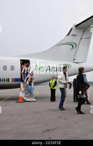 Servizio inaugurale della compagnia aerea Aer Arann da Waterford, Irlanda, all'aeroporto di Londra Southend. Aereo ATR 42 gestito da Stobart Air per conto di Aer Lingus. Foto Stock